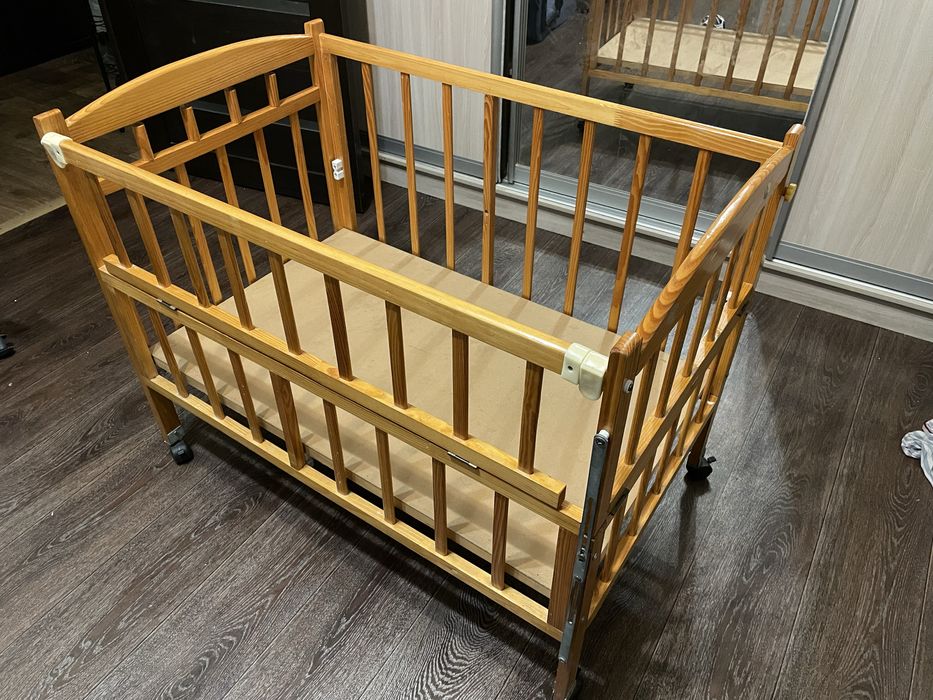 Кроватка детская, деревянная.