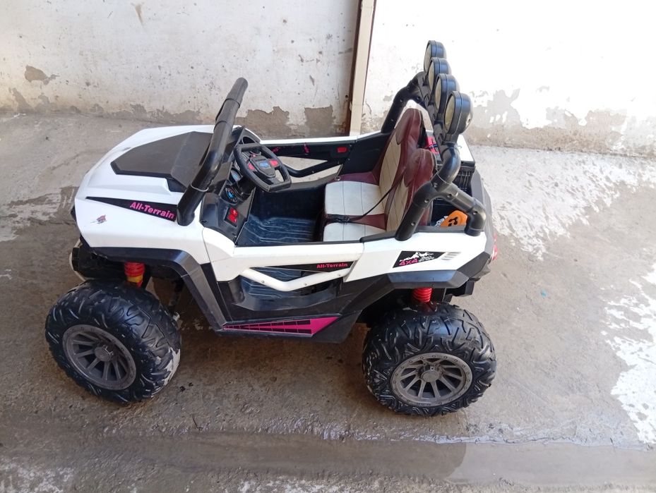 Bolalar moshinchasi sotiladi.