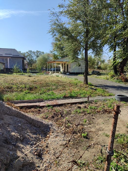 Продам участок 8 соток, с времянкой новой постройки, свет, вода  есть