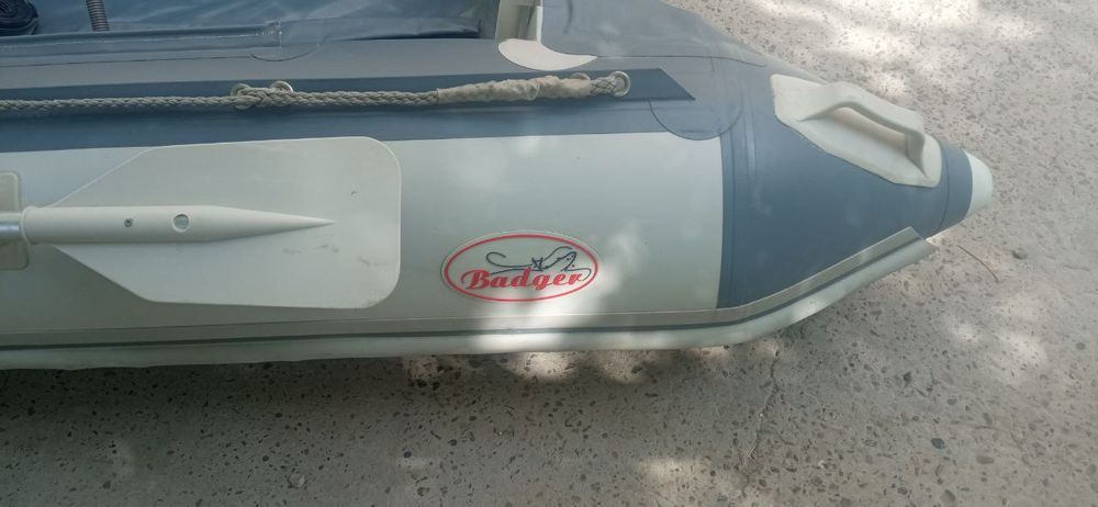 Продам лодку Badger 330 с электромотором и аккумулятором к нему