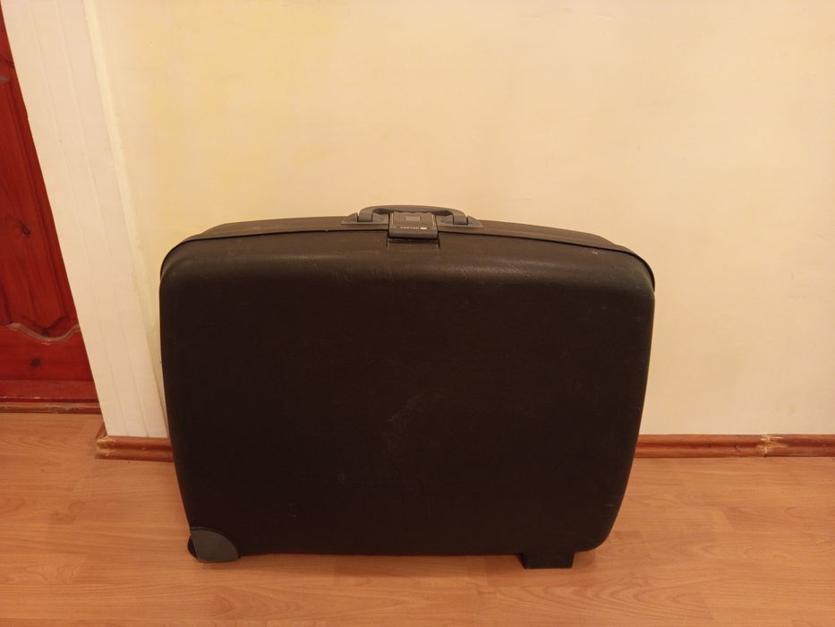 Продаётся . Чемодан .