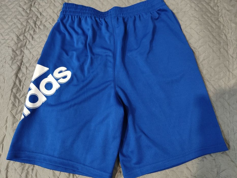 Vând pantaloni scurți Adidas