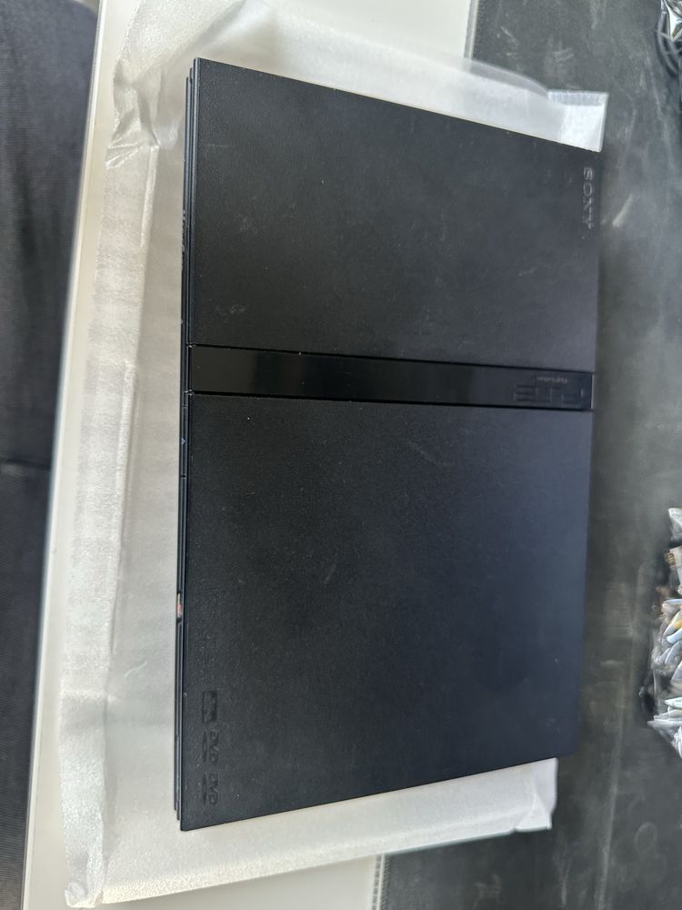 Playstation 2 в кутия, пълен комплект. Добро състояние.