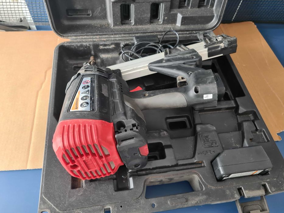 MAX GS 738 C, aparat de bătut cuie în beton cu gaz