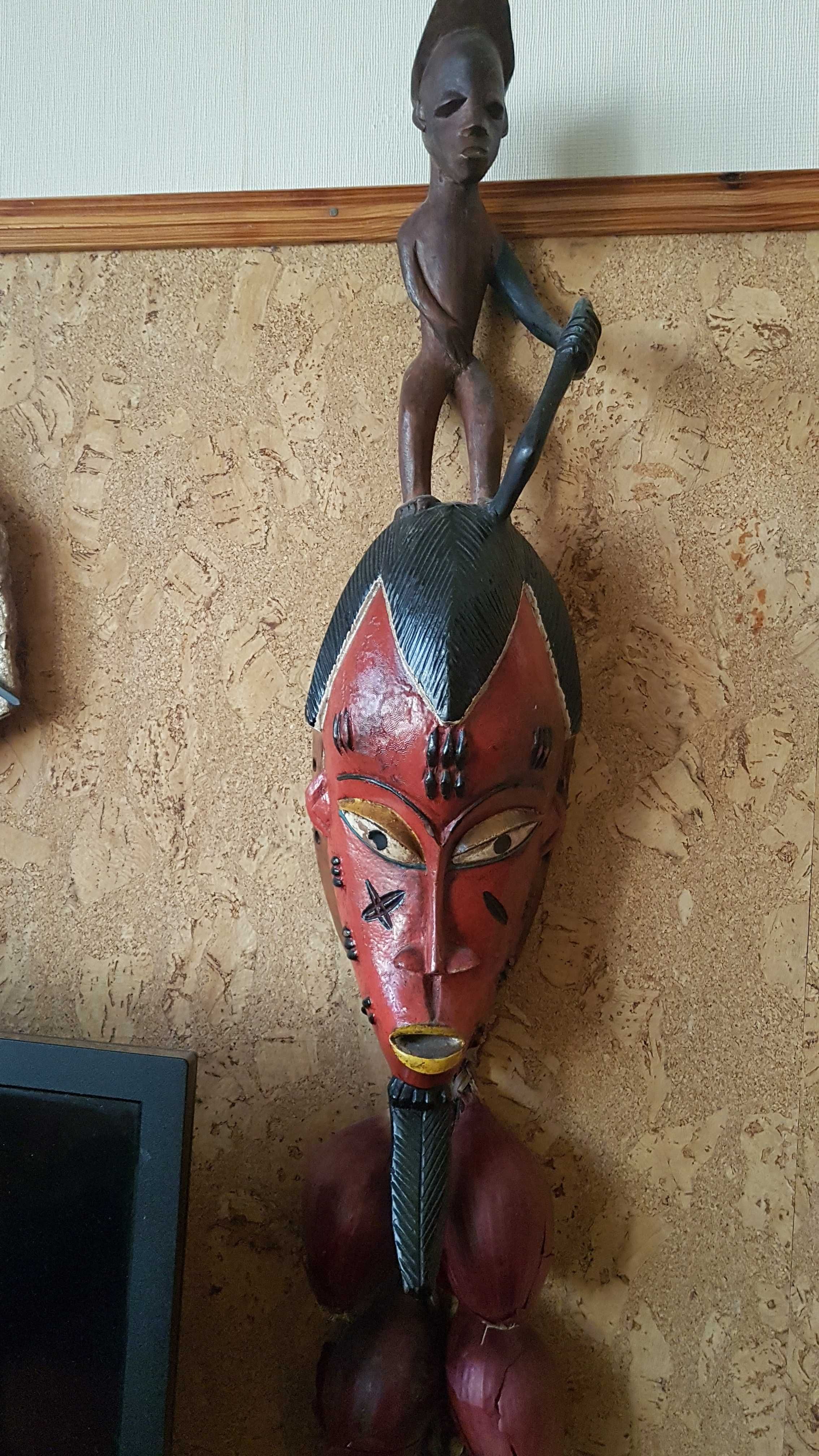 Продавам африканска автентична дървена маска.