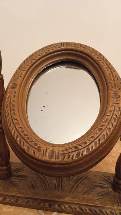 Oglinda traditionala de masa din lemn foarte veche, sculptata manual