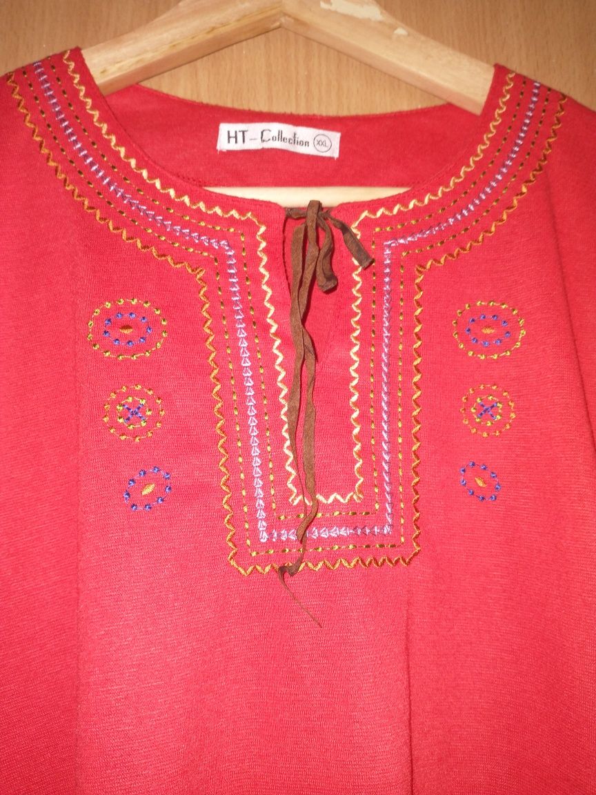 Bluza rosie cu motive tradiționale