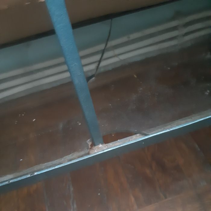 Dulap metalic vechi de farmacie cu sticla