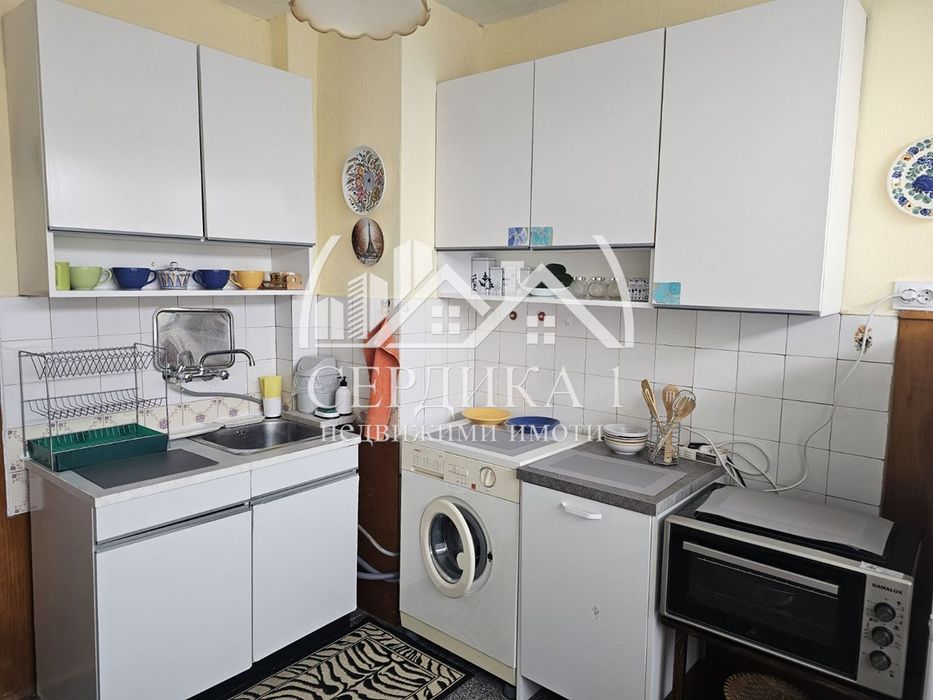 Дава се под наем Тристаен апартамент в Перник, Център - 66 кв.м за 357 € - Снимка #1