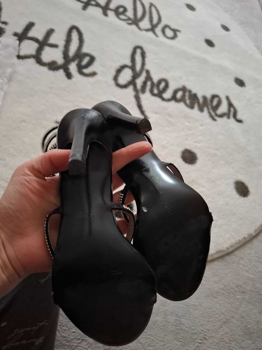 Черни сандали с камъчета