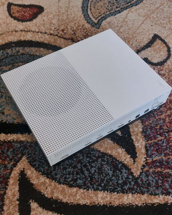 Xbox One S 512Gb + Controller