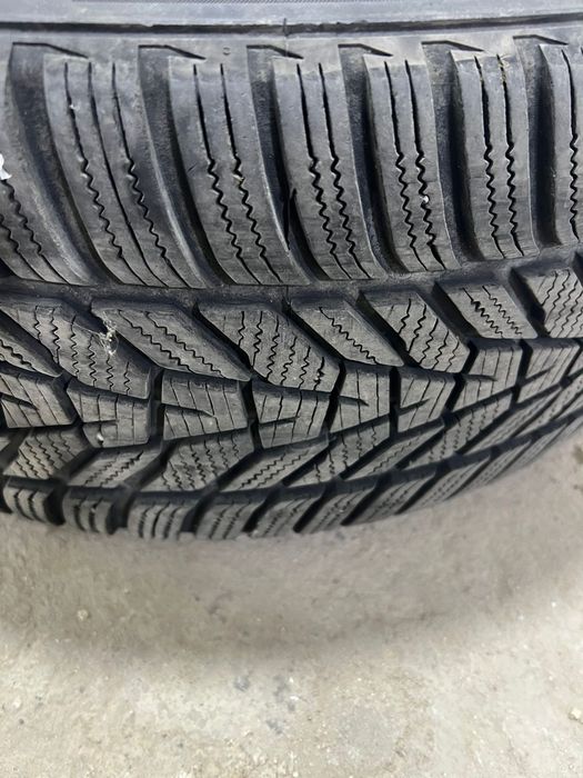 Продам шины зимние 2 шт 22 года,фирмы  Hankook.