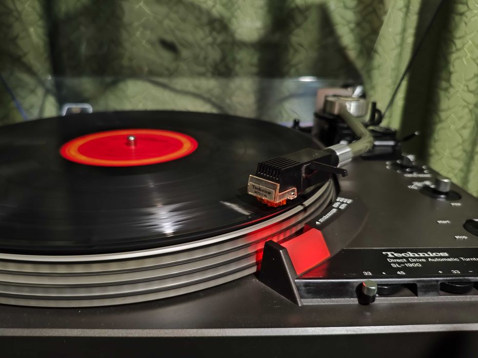 Проигрыватель виниловых дисков Technics SL-1900