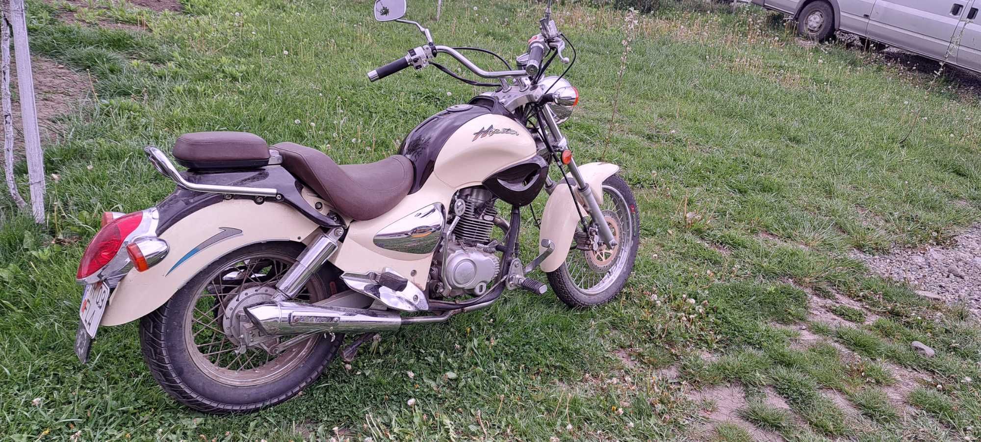 Se vinde motocicleta kymco 125.