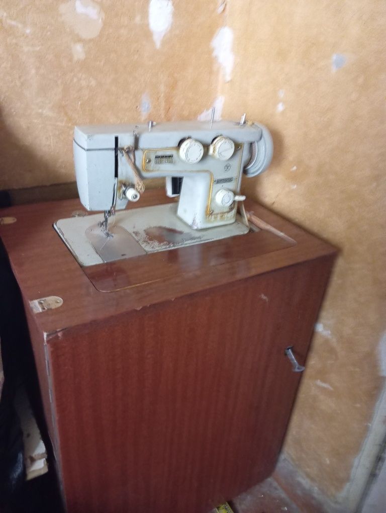 Продаю швейную машинку