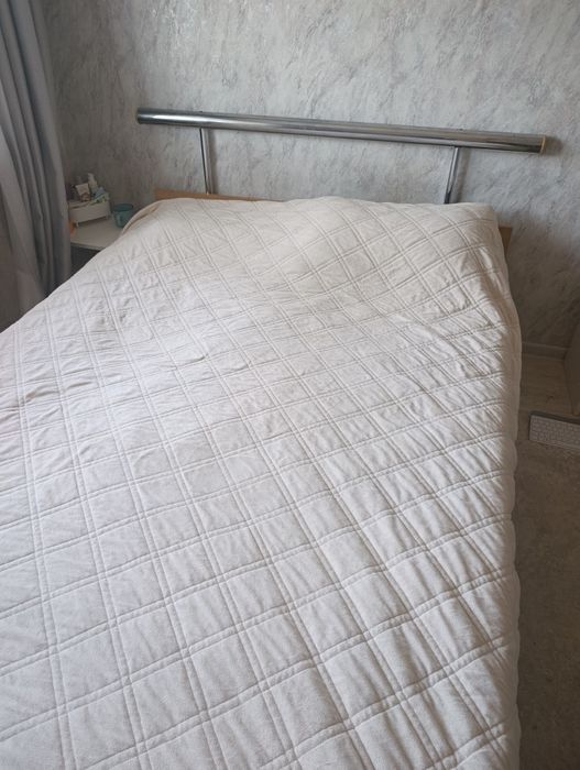 Продам кровать 140 с матрасом