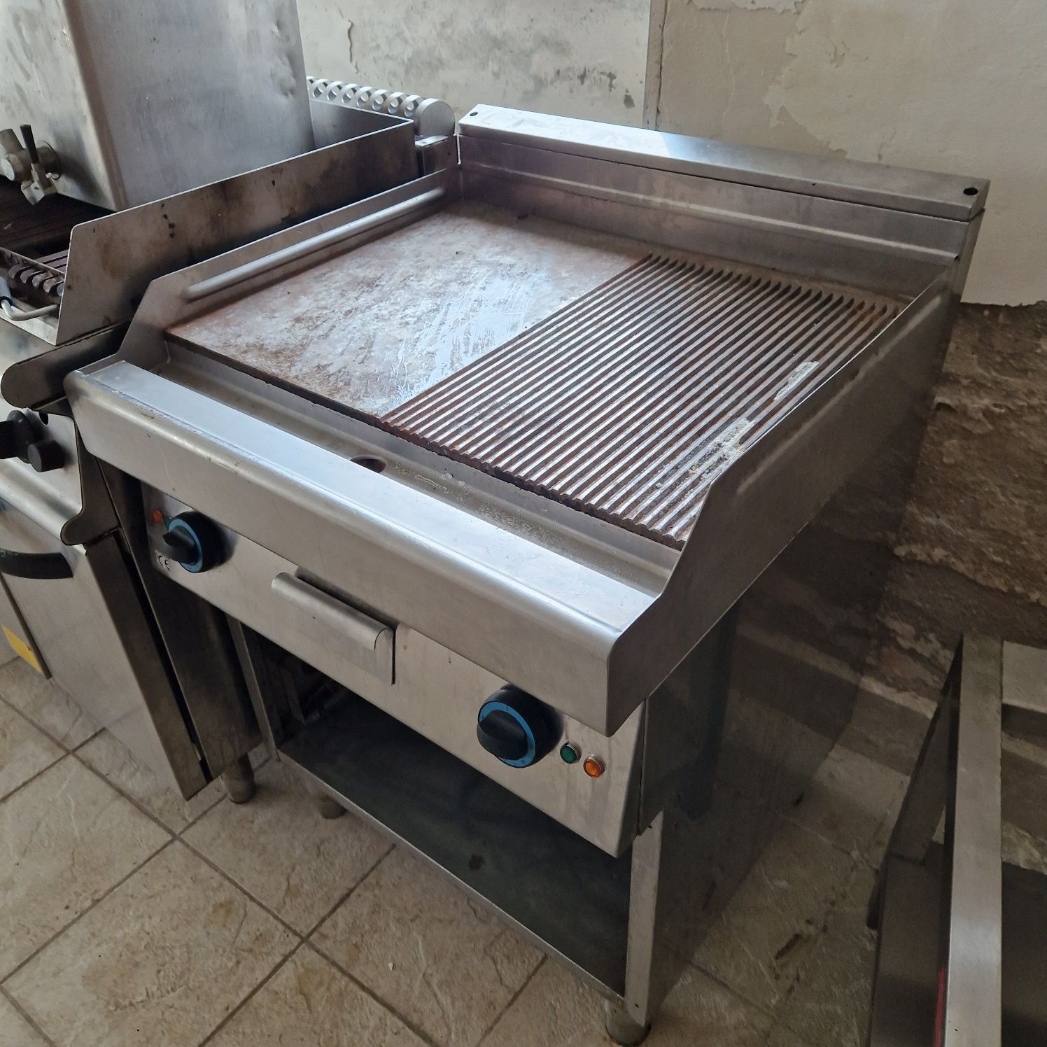 Grill gaz sau electric de banc la 380v, neted și striat