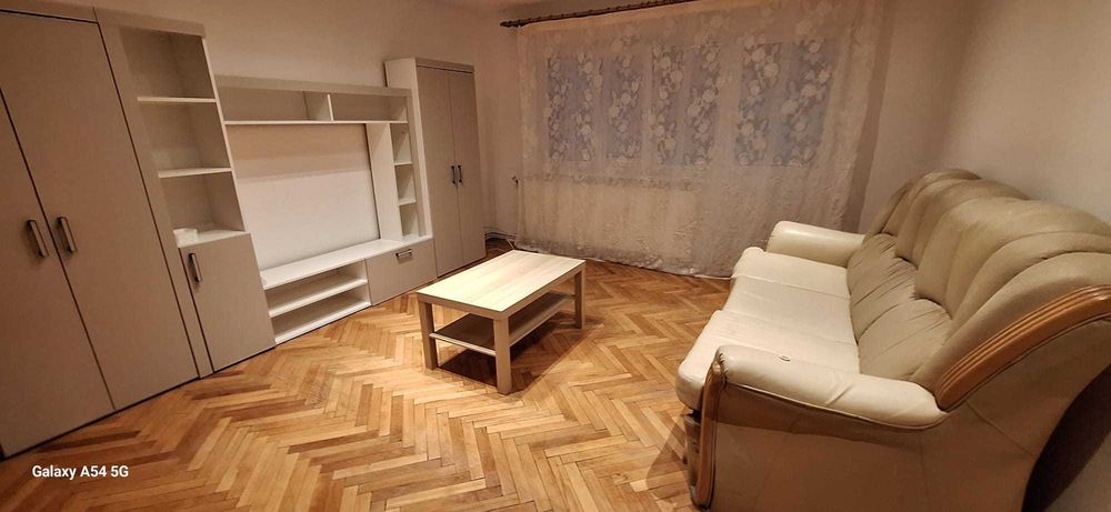 Proprietar închiriez apartament cu 4 camere