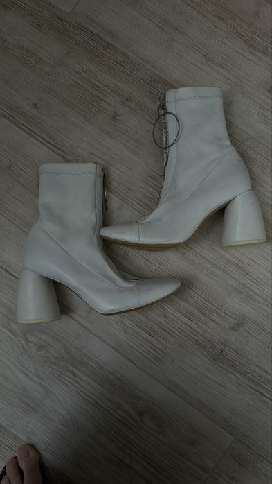 Белые ботильоны из натуральной кожи