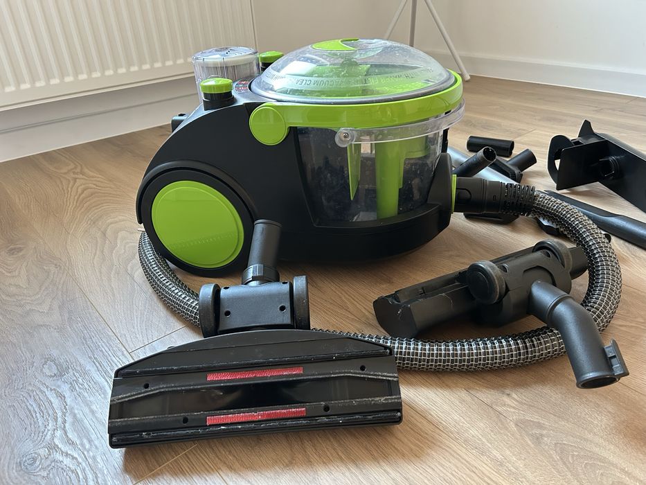 Aspirator cu filtrare in apa si absorbtie lichide