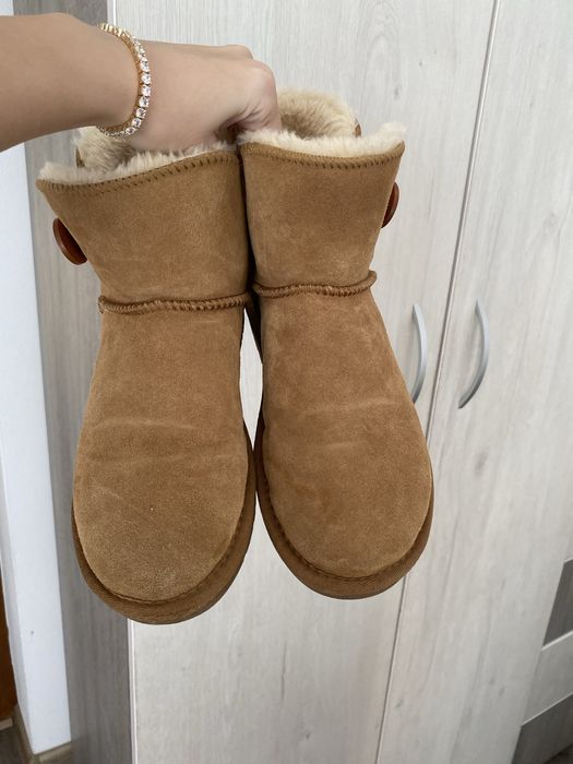 Ghete UGG cu nasture si blanita