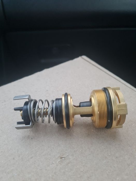 Игла трехходового картриджа.