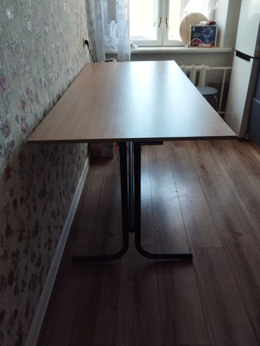 Стол кухонный,среднего размера