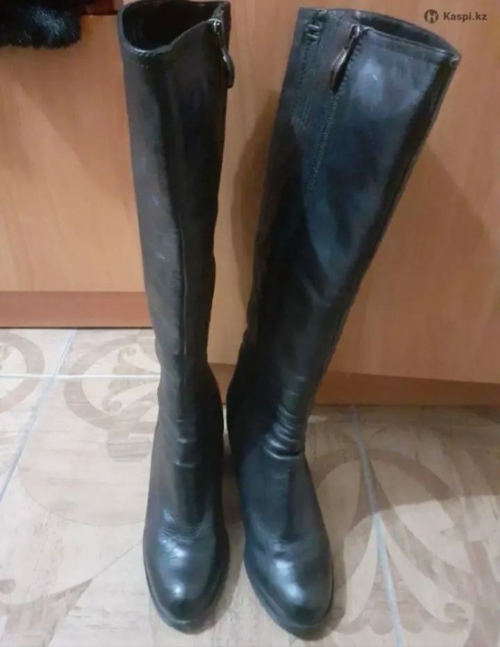 П родам две пары  сапог зимние и осенние