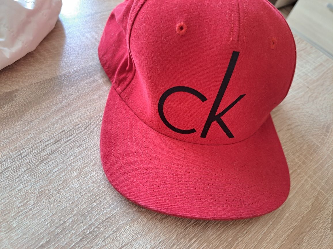 Шапка"CK"в червено с черна емблема