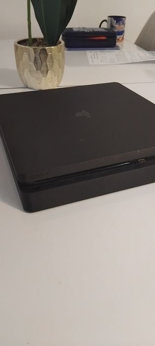 Vând PS4 Sony + controler