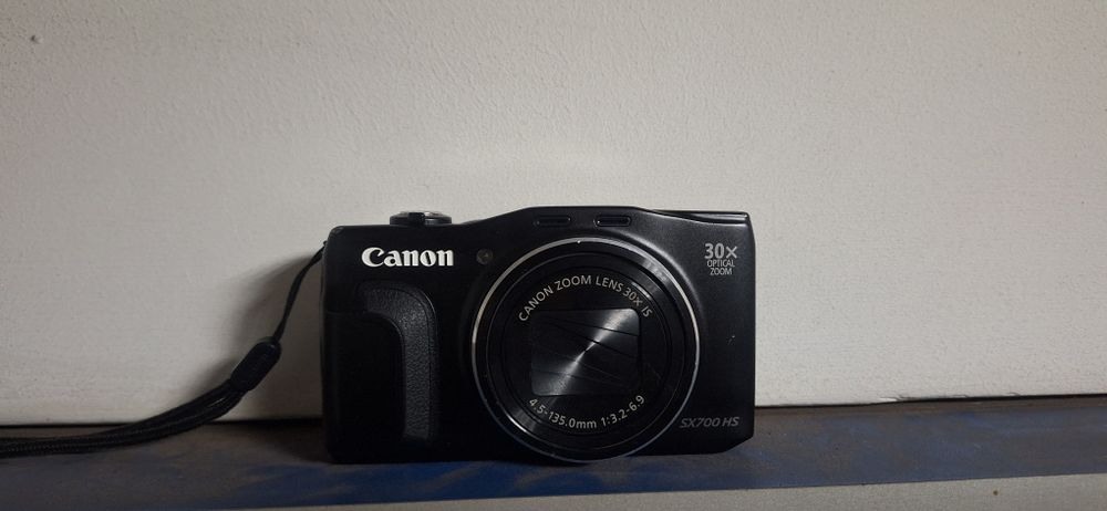 Vând Canon sx700 hs