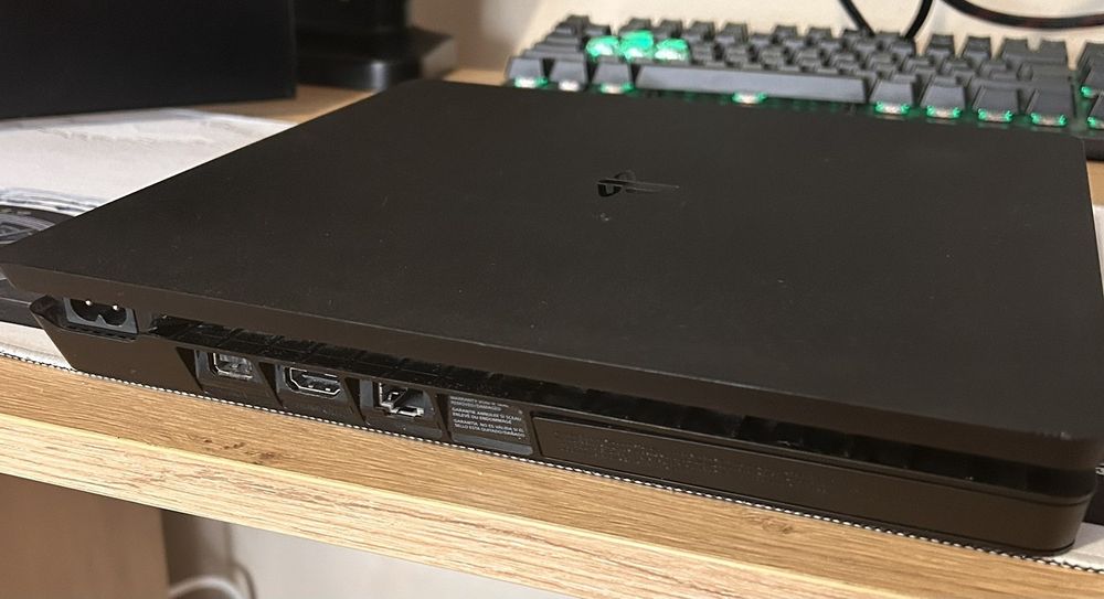 PS4 Slim и сет игри за плейстейшън