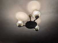 Lustră cu 3 brațe – Design elegant din lemn și sticlă ornamentată