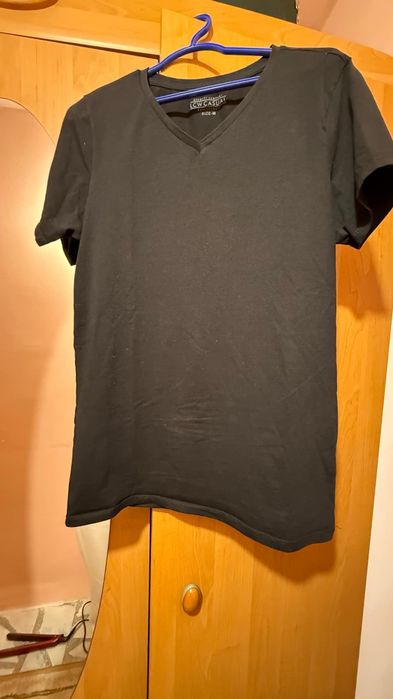 Изчистена мъжка тениска-черна на цвят slim fit