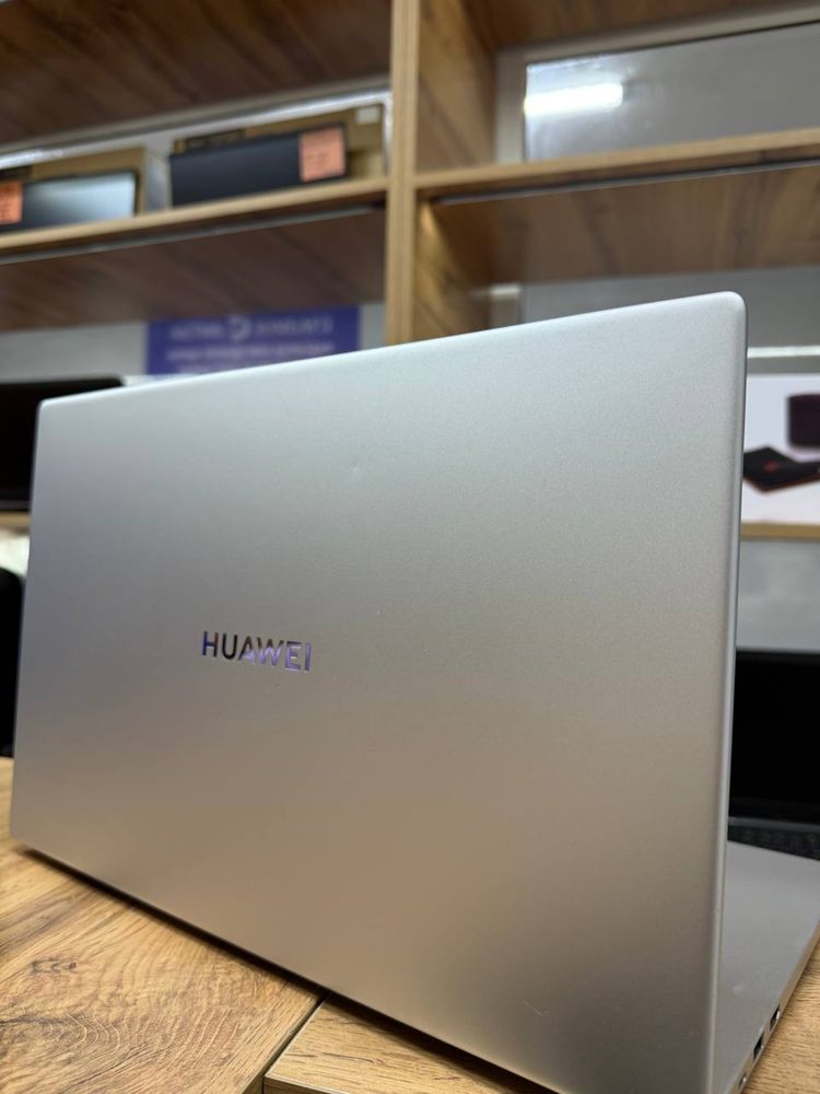 Ноутбук Huawei.