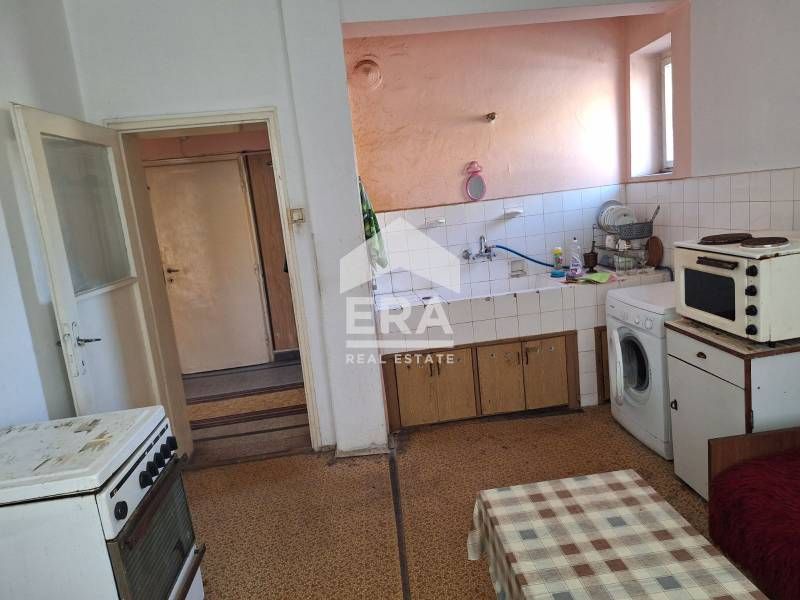 Продава се тристаен апартамент в кв. Училищни, Хасково!