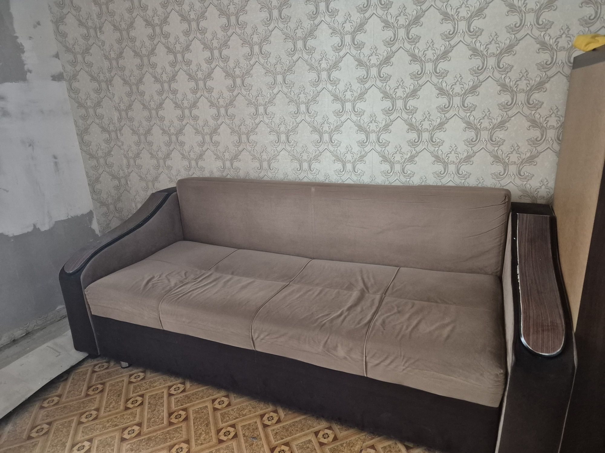 Продам диван срочно в отличном состояний