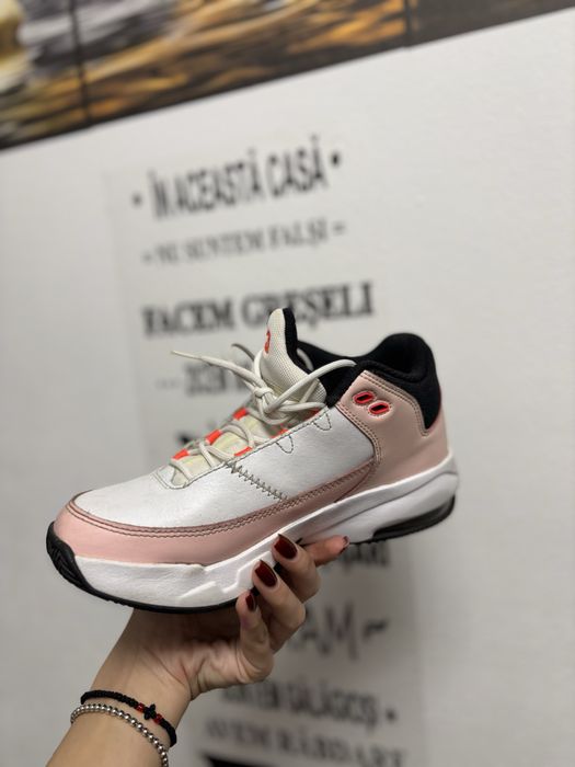 Adidasi Jordan Aura 3