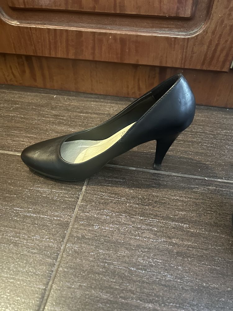 Дамски официални обувки размер 37
