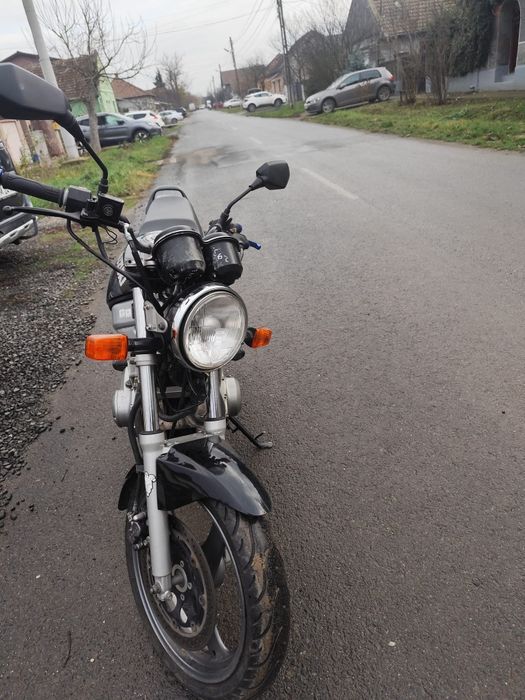 Vând motocicleta Suzuki