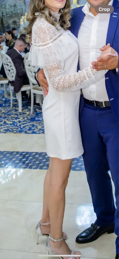 Rochie alba scurta cu dantela si maneci