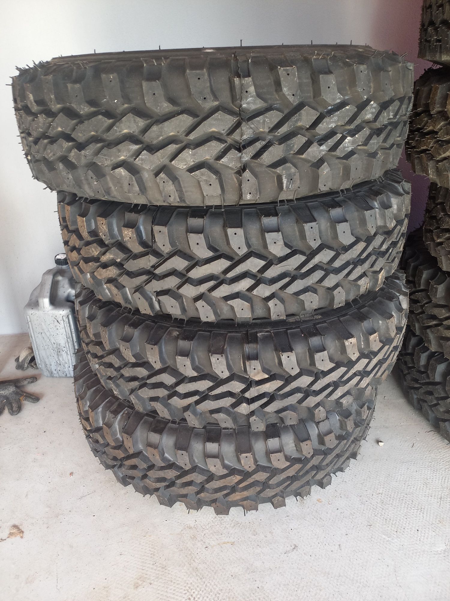 Anvelope off road 195/80R 15.