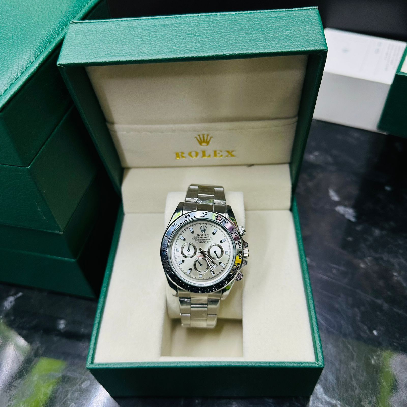 Часы  Rolex оригиналная каробка
Rolex часы 
Отличного качества 
Оригин