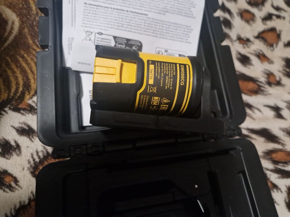 Lasel Dewalt lumina verde