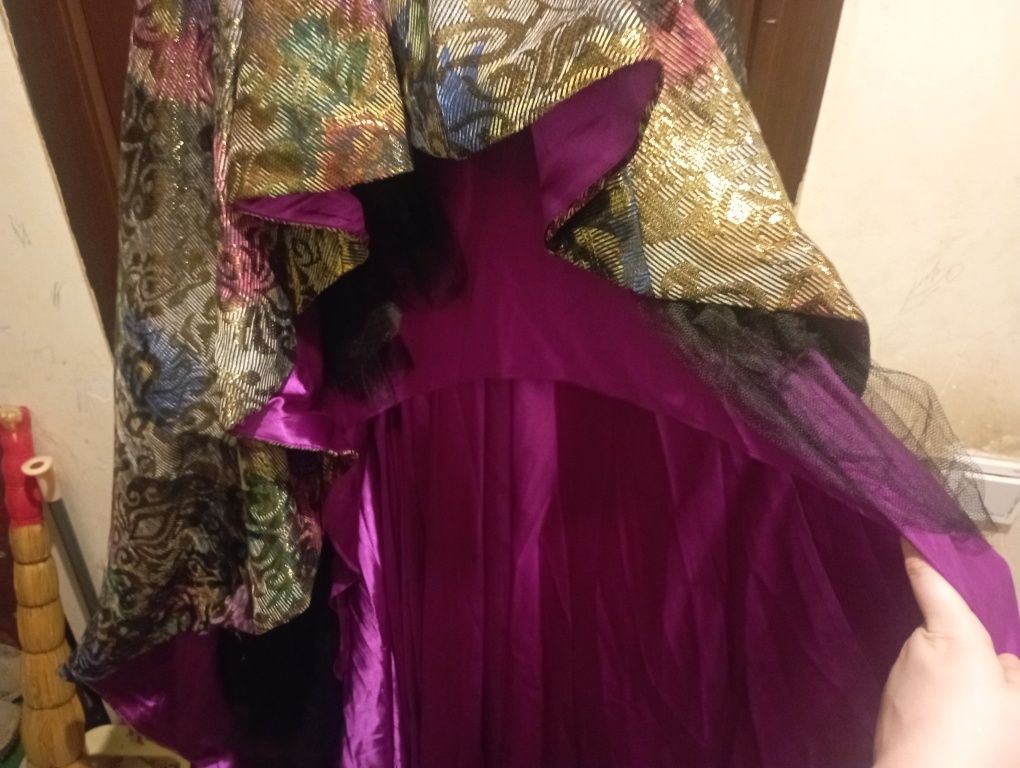 Шикарное платье со шлейфом
