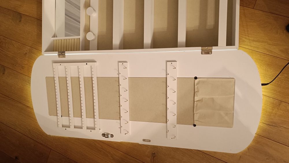 LED Огледало / шкаф за бижута