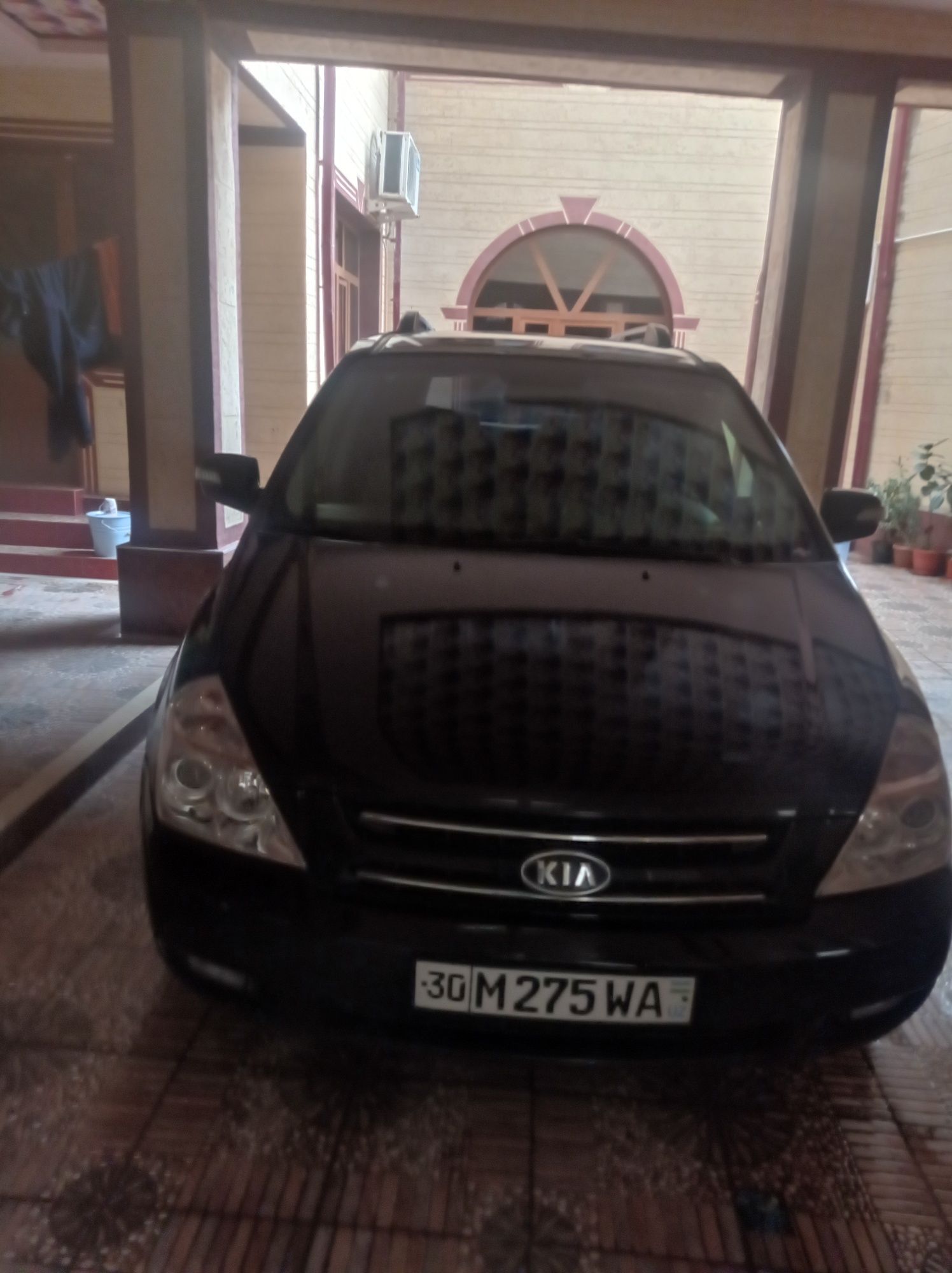 Kia Carnival  qora