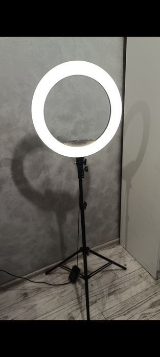 Лампа кольцевая яркая