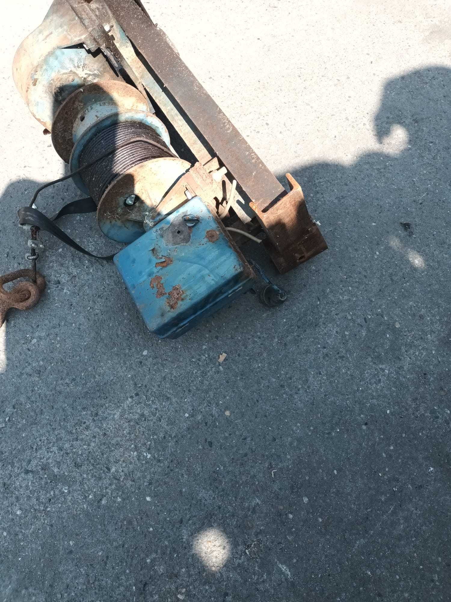 Troliu pentru tras lemne ..se poate folosi electric s-au hidraulic