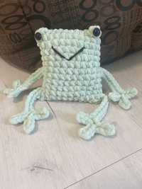 Ръчно изработена плетена играчка Жабка